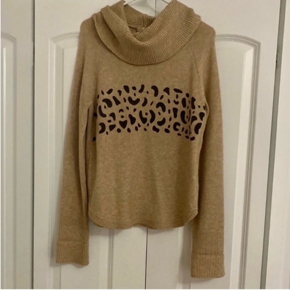 NEW! Women’s Boutique Taupe Cowl Neck Animal Print Sweater M - Picture 6 of 9